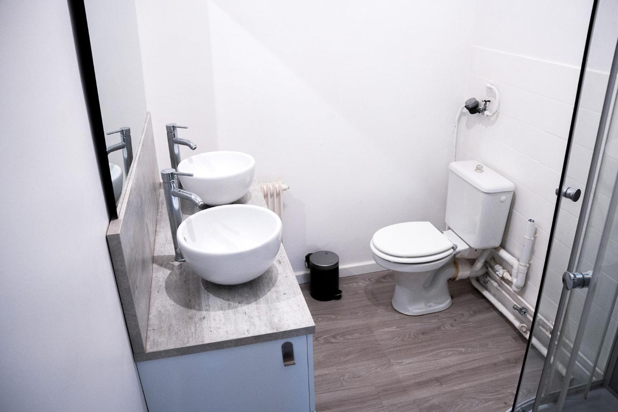 Wonderhost, Volumes Incroyables & Royale Appartement *