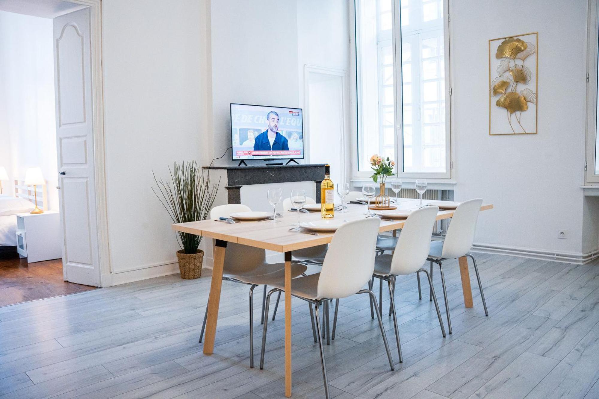 Wonderhost, Volumes Incroyables & Royale Appartement